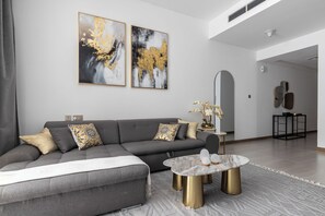 Luxury Apartment, 2 Bedrooms, Partial Sea View | Ruang tamu | 45 inci sebuah televisyen pintar dengan digital, Netflix 