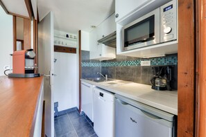 Fridge, microwave, dishwasher, coffee/tea maker