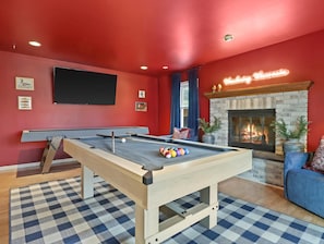Game room - The Tinkham Lodge (Baraboo)