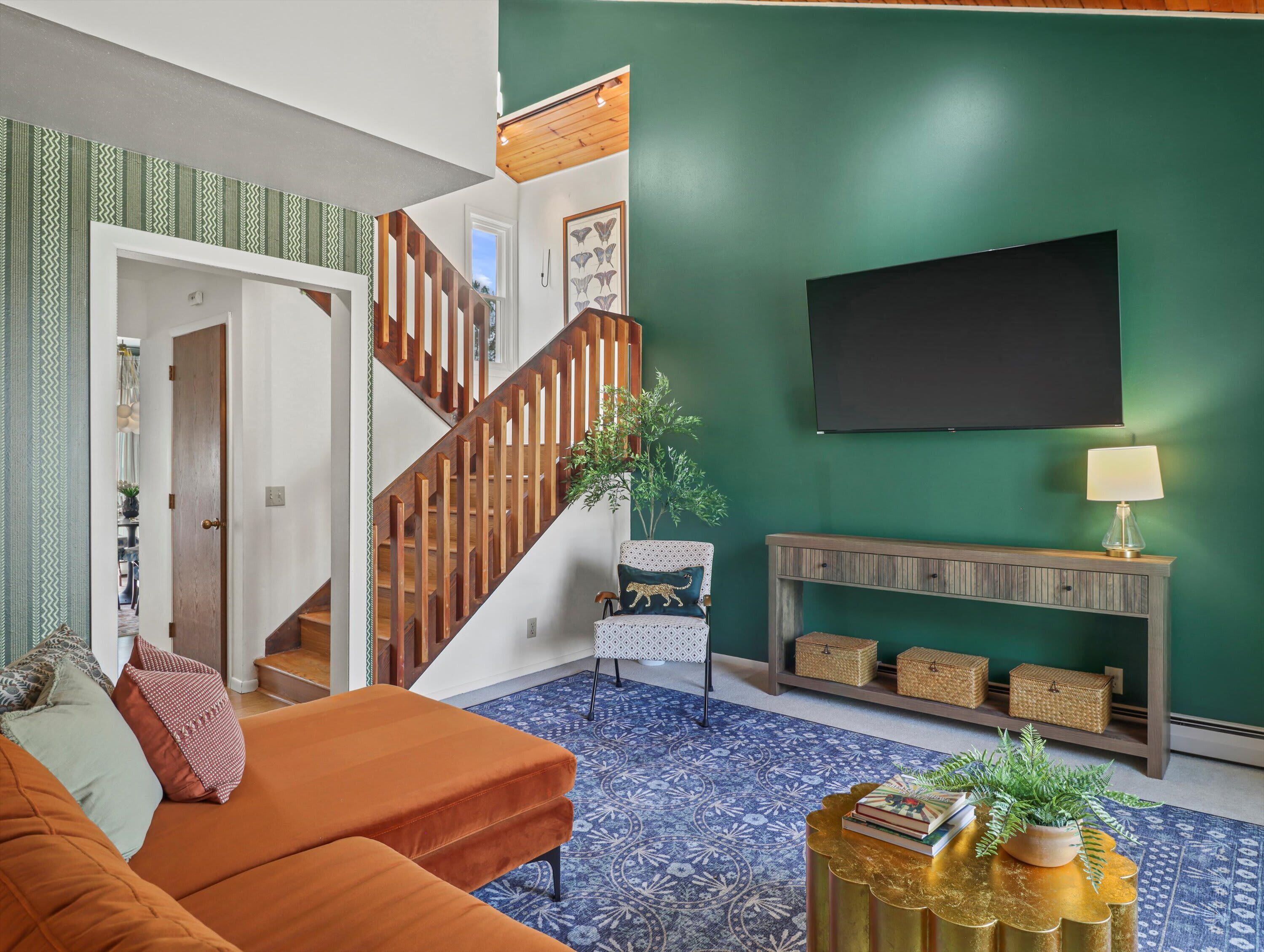 Een televisie, tafelvoetbal en een kantoor