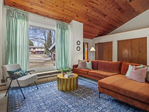 Televisión, chimenea, futbolito y oficina