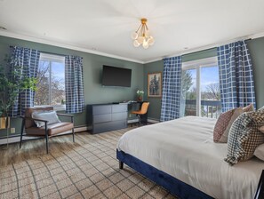 5 habitaciones, escritorio y tabla de planchar con plancha