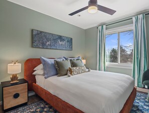 5 bedrooms, desk, iron/ironing board, travel crib - The Tinkham Lodge (Baraboo)