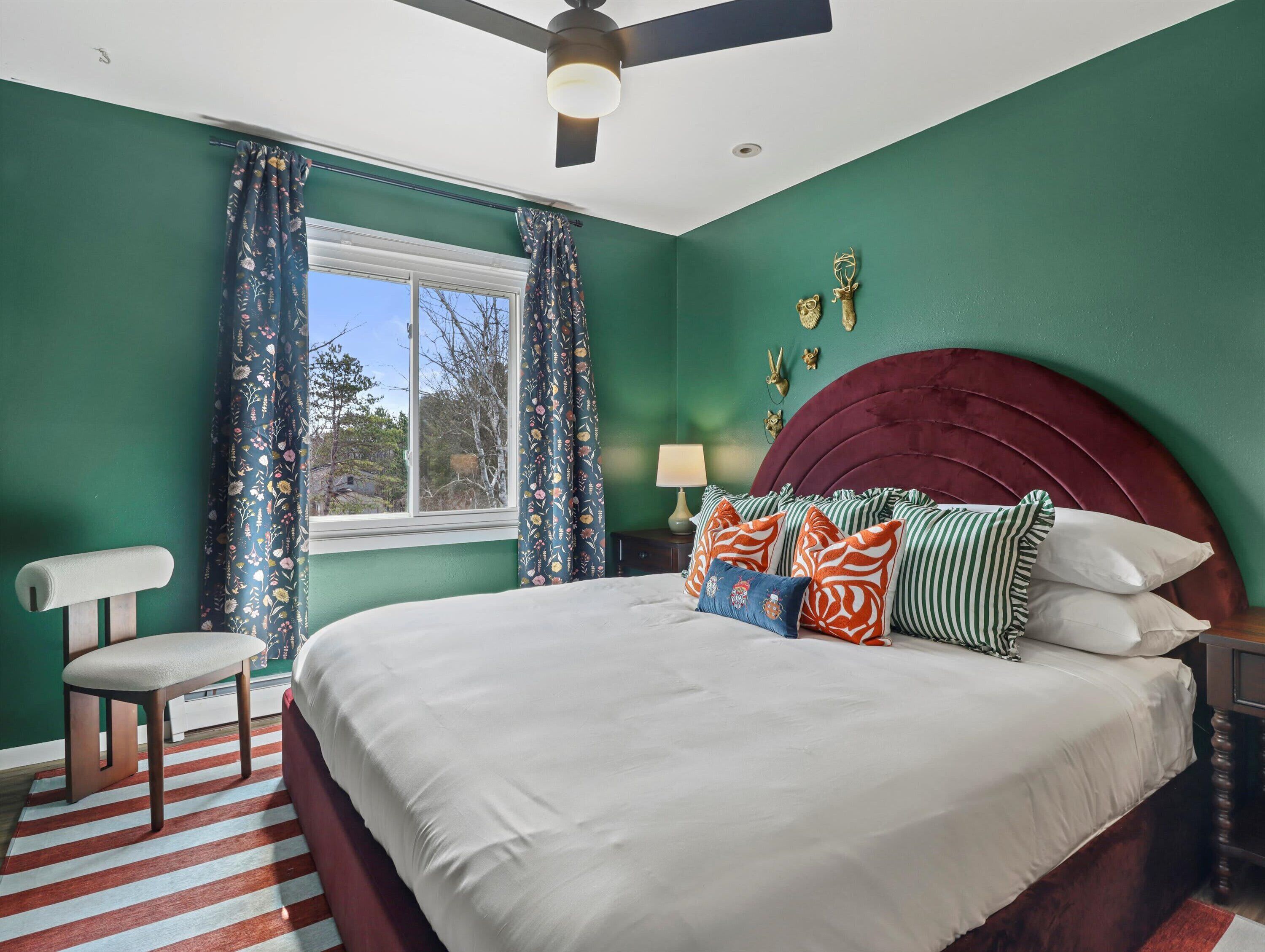 5 bedrooms, desk, iron/ironing board, travel crib