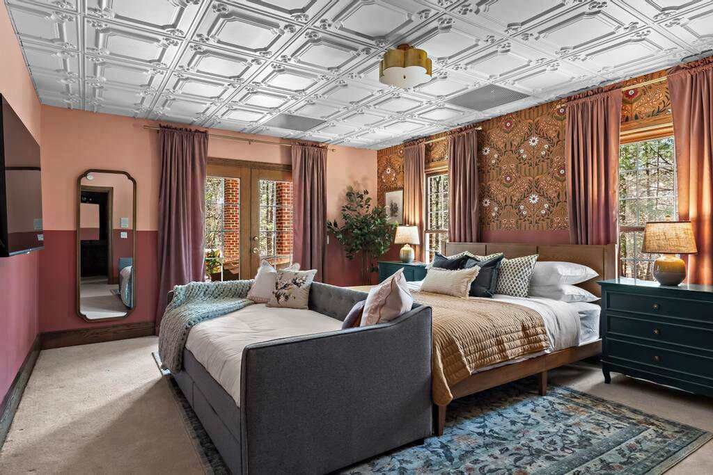 7 slaapkamers, een bureau, een strijkplank/strijkijzer, reisbedje