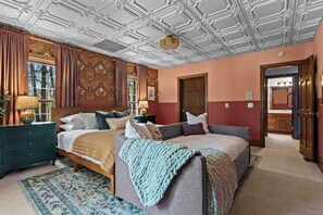 7 dormitorios, escritorio, tabla de planchar con plancha y cuna de viaje