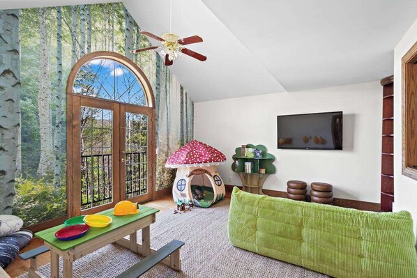 Televisión, chimenea, futbolito y oficina 