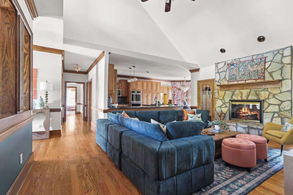 Fernseher, Kamin, Tischfußball, Arbeitsbereiche