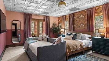 7 bedrooms, desk, iron/ironing board, travel cot