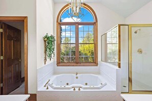 Shower, hair dryer, towels, shampoo - Gold Leaf Chalet (Helen)