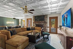 Una televisión, una chimenea, libros, una oficina