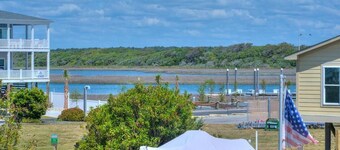 Beautiful 3 Bedroom 2 Bath House, 2nd Row, Ocean Views, Sleeps 7