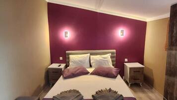 Kamar Triple Basic, balkon, pemandangan gunung | Seprai antialergi dan didekorasi berbeda-beda