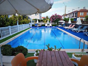 Seasonal outdoor pool, open 9:00 AM to 9:00 PM, free pool cabanas - Şehzade Apart Otel (Fethiye)