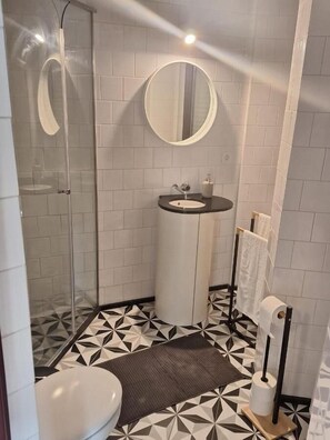 Deluxe Suite, City View | Bathroom - Easy Host Porto (Porto)