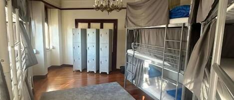 Yhteismajoitus, kaupunkinäköala | Äänieristys, silitysrauta/-lauta, ilmainen Wi-Fi, vuodevaatteet