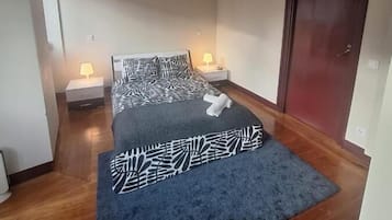1 habitación, sistema de insonorización y tabla de planchar con plancha