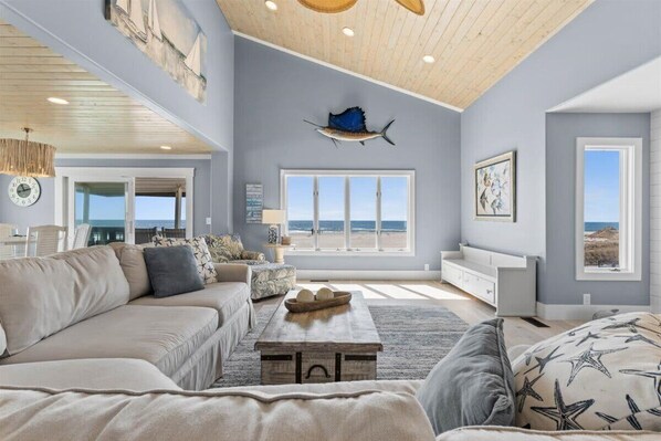 TV, books, stereo - Grand View, Ocean Isle Beach (Ocean Isle Beach)