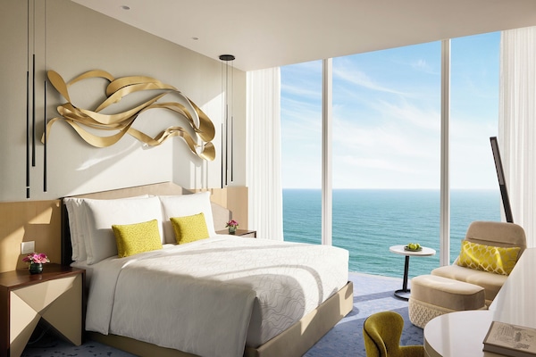 Deluxe King Oceanfront | Free minibar, in-room safe, desk, laptop workspace