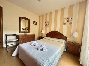 2 室のベッドルーム、アイロン / アイロン台、ベッドシーツ