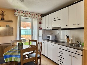 Refrigerador, microondas, horno, cafetera/tetera