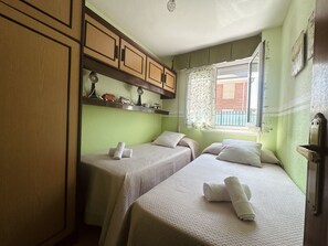 2 slaapkamers, een strijkplank/strijkijzer, beddengoed