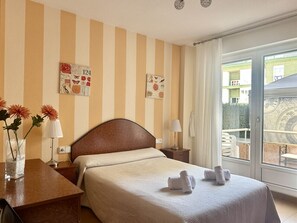 2 bedrooms, iron/ironing board, bed sheets