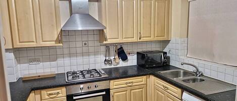 Refrigerador, microondas, horno, placa de cocina