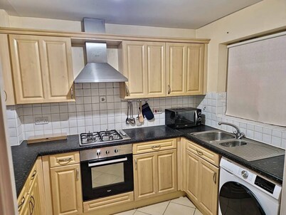 3 Bed House - Sleeps 6 - Parking - Wifi