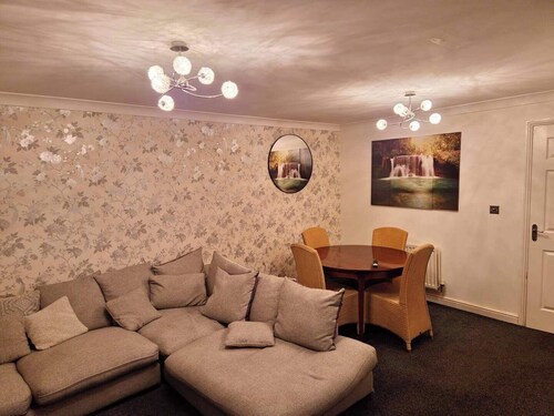 3 Bed House - Sleeps 6 - Parking - Wifi