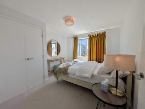 1 chambre, bureau, fer et planche à repasser, Wi-Fi