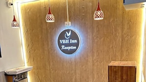Un espace d’accueil avec un décor en bois, un comptoir d’accueil et un meuble de rangement.