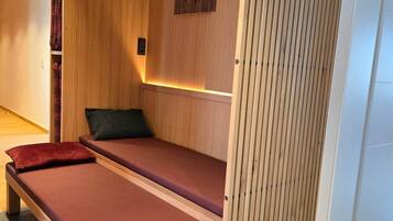 Suite Superior, 2 kamar tidur, Bebas Asap Rokok, pemandangan kebun | Kamar mandi | Shower, pancuran hujan, pengering rambut, dan handuk
