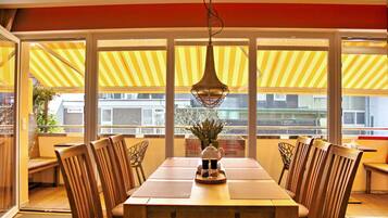 Phòng Suite Superior, 2 phòng ngủ, không hút thuốc, quang cảnh vườn | Khu vực ăn uống tại phòng