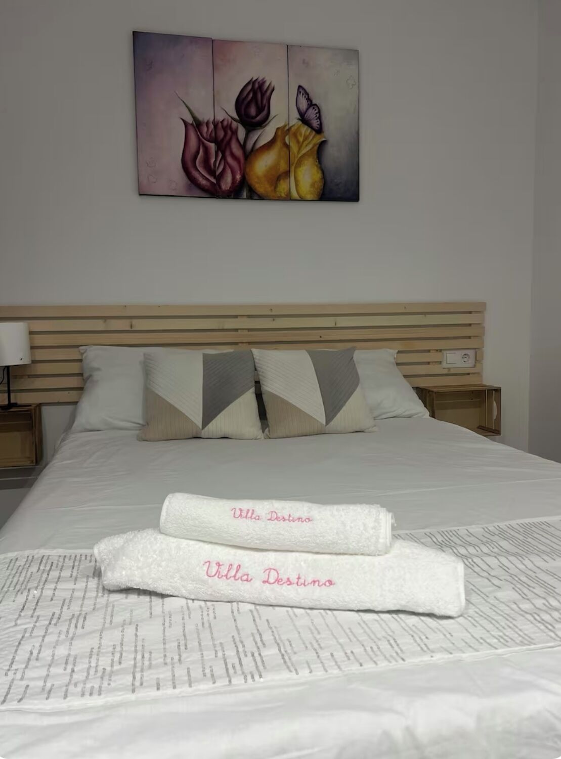 2 slaapkamers, een bureau, een strijkplank/strijkijzer, reisbedje