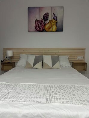 2 sovrum, skrivbord, strykjärn/strykbräda och resesäng