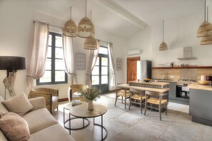 Living area - South-facing suite with terrace in town center (Arles)