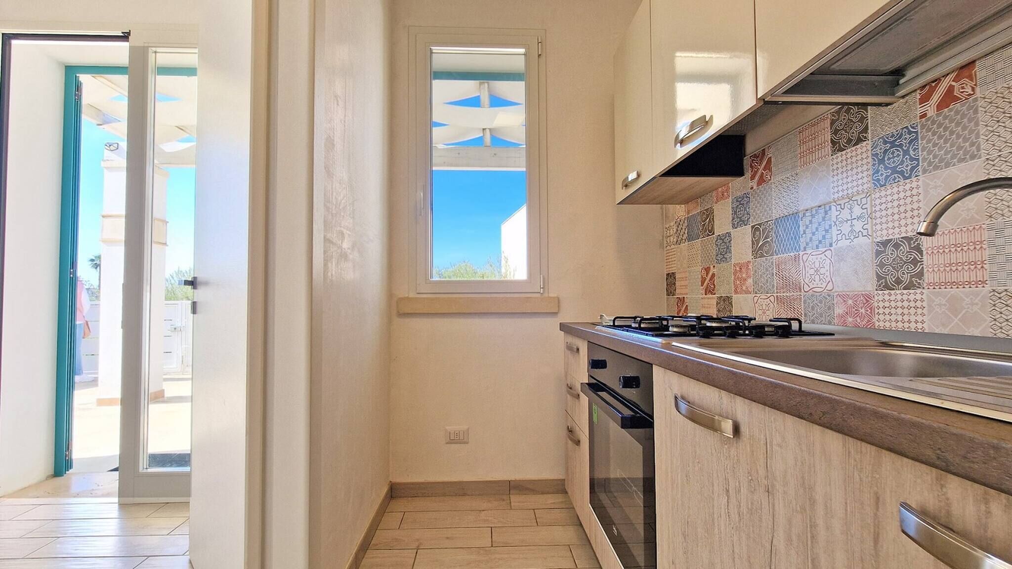 Fridge, oven, stovetop, coffee/tea maker