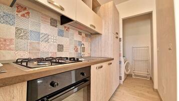 Fridge, oven, stovetop, coffee/tea maker