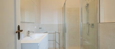 Shower, hair dryer, bidet, towels