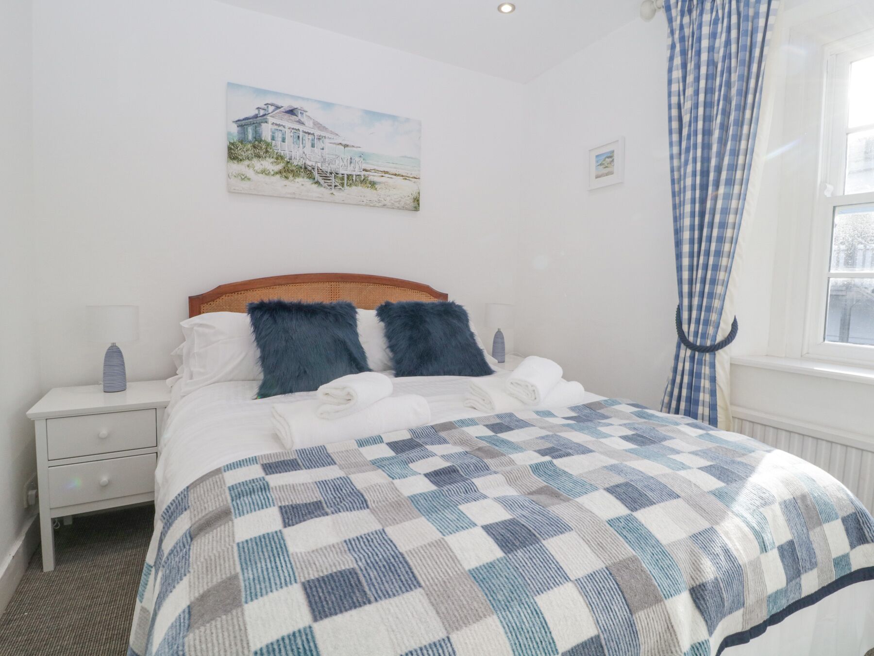 2 phòng ngủ, trang trí khác biệt 