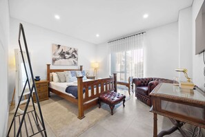 4 Schlafzimmer, Schreibtisch, Bügeleisen/Bügelbrett, Reisekinderbett