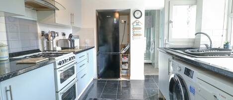 Lave-vaisselle, batterie de cuisine, vaisselle et ustensiles