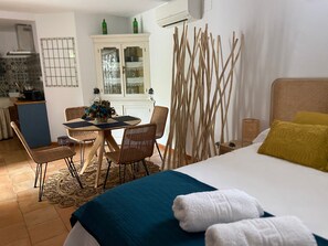 1 slaapkamer, een strijkplank/strijkijzer, wifi, beddengoed