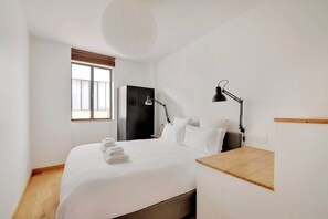2 bedrooms, iron/ironing board, travel cot, WiFi - A Charming 2-BR/2BA in Montmartre (Paris)