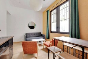 TV, offices - A Charming 2-BR/2BA in Montmartre (Paris)