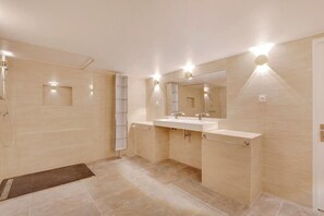 Shower, hair dryer - A Charming 2-BR/2BA in Montmartre (Paris)