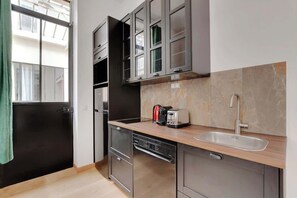 Een koelkast, een microgolfoven, een kookplaat, een vaatwasser