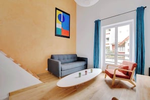 TV, offices - A Peaceful 2-BR/2BA in Montmartre (Paris)