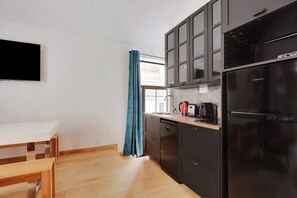 Fridge, microwave, stovetop, dishwasher - A Peaceful 2-BR/2BA in Montmartre (Paris)